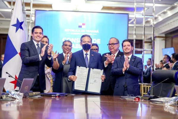 Cortizo firmó la tarde de este lunes 14 de agosto el decreto ejecutivo que prorroga el citado descuento a las medicinas. Cortizo firmó la tarde de este lunes 14 de agosto el decreto ejecutivo que prorroga el citado descuento a las medicinas.