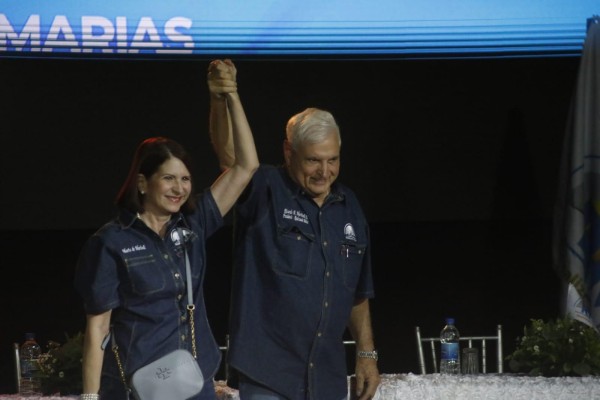 Martinelli y su esposa Marta Linares de Martinelli se reunieron con sus copartidarios en el hotel El Panamá Martinelli y su esposa Marta Linares de Martinelli se reunieron con sus copartidarios en el hotel El Panamá
