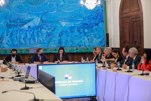 Los delegados del CNA presentaron a Cortizo sus recomendaciones para fortalecer el sistema de servicios internacionales. Los delegados del CNA presentaron a Cortizo sus recomendaciones para fortalecer el sistema de servicios internacionales.