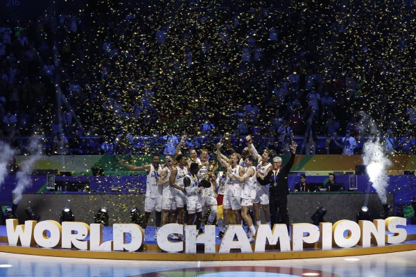 Los jugadores de Alemania celebran la victoria con el trofeo tras ganar la final de la Copa Mundial de Baloncesto FIBA 2023. Los jugadores de Alemania celebran la victoria con el trofeo tras ganar la final de la Copa Mundial de Baloncesto FIBA 2023.