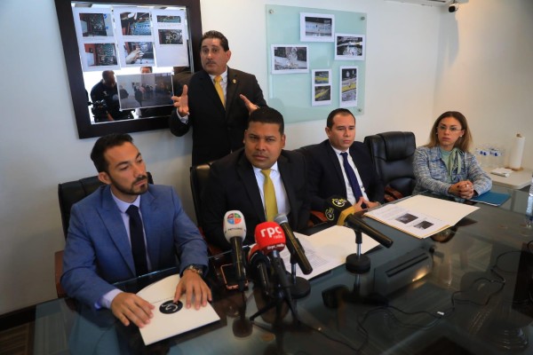 Abogados de las víctimas del PH Urban, este martes, en conferencia de prensa, explicando los resultados de los peritajes de la UTP Abogados de las víctimas del PH Urban, este martes, en conferencia de prensa, explicando los resultados de los peritajes de la UTP