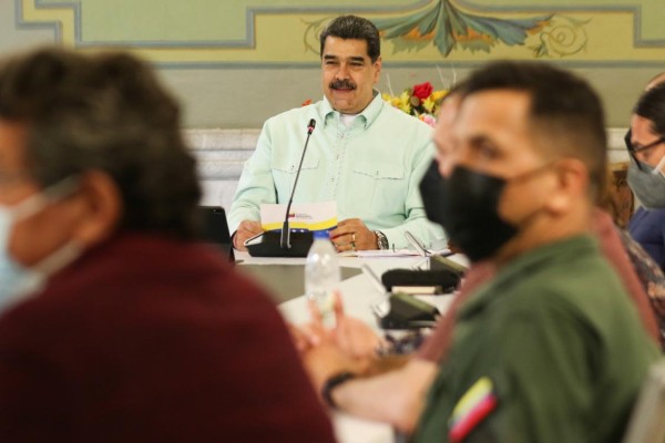 El presidente de Venezuela Nicolás Maduro en una reunión con miembros de su gabinete. El presidente de Venezuela Nicolás Maduro en una reunión con miembros de su gabinete.