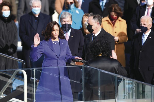 La vicepresidenta de Estados Unidos, Kamala Harris, presta juramento durante su investidura en Washington D.C La vicepresidenta de Estados Unidos, Kamala Harris, presta juramento durante su investidura en Washington D.C