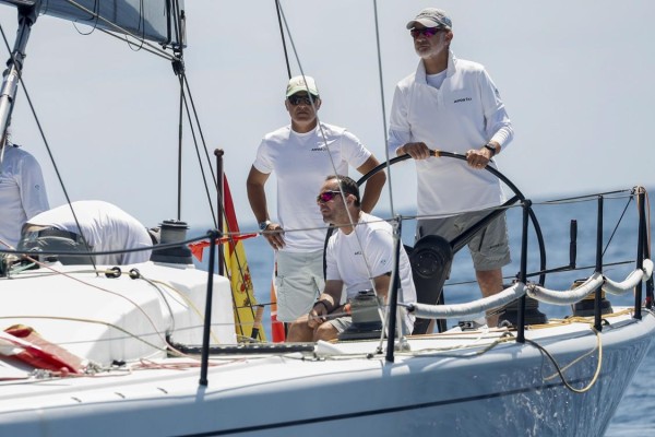 El rey Felipe VI (d), a bordo del Aifos, participa durante la quinta jornada de la 41 edición de la Copa del Rey de Vela que se disputa en Palma de Mallorca. El rey Felipe VI (d), a bordo del Aifos, participa durante la quinta jornada de la 41 edición de la Copa del Rey de Vela que se disputa en Palma de Mallorca.
