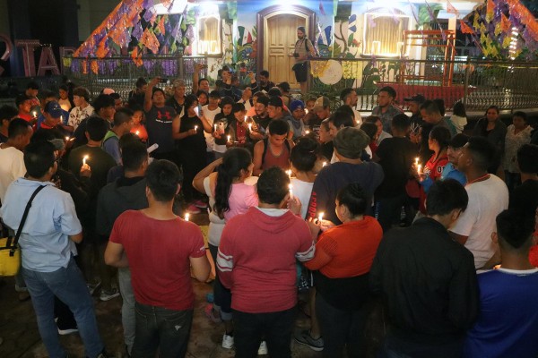 Migrantes realizan una vigilia en solidaridad con las victimas del huracán Otis, en la madrugada de hoy, en Tapachula (México). Migrantes realizan una vigilia en solidaridad con las victimas del huracán Otis, en la madrugada de hoy, en Tapachula (México).