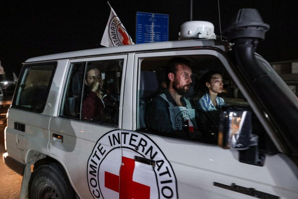 Un vehículo de la Cruz Roja Internacional transporta a uno de los rehenes liberados por Hamás. Un vehículo de la Cruz Roja Internacional transporta a uno de los rehenes liberados por Hamás.