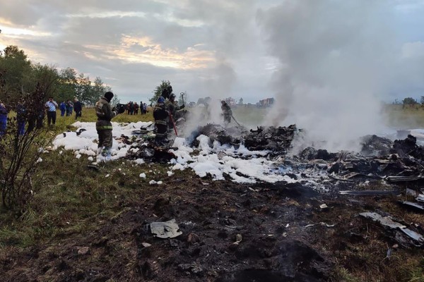 Una foto del Comité de Investigación Ruso el 23 de agosto de 2023 muestra a los rescatistas trabajando en el lugar de un accidente aéreo cerca de la aldea de Kuzhenkino, en la región de Tver. Una foto del Comité de Investigación Ruso el 23 de agosto de 2023 muestra a los rescatistas trabajando en el lugar de un accidente aéreo cerca de la aldea de Kuzhenkino, en la región de Tver.