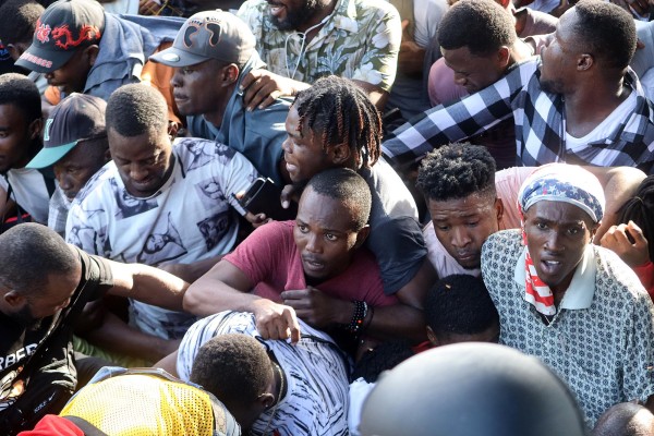 Grupos de migrantes rompen el cerco de seguridad durante una manifestación frente a las instalaciones de la Comisión Mexicana de Ayuda a Refugiados (Comar), hoy, en Tapachula, estado de Chiapas (México). Grupos de migrantes rompen el cerco de seguridad durante una manifestación frente a las instalaciones de la Comisión Mexicana de Ayuda a Refugiados (Comar), hoy, en Tapachula, estado de Chiapas (México).