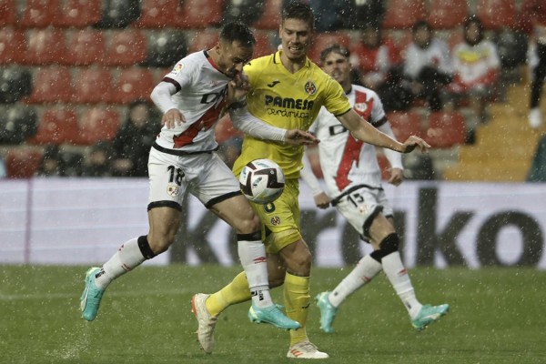 El centrocampista del Rayo Vallecano Álvaro García (i) disputa una posesión ante Juan Foyth, defensa argentino del Villareal en el Campo de Fútbol de Vallecas (Madrid). El centrocampista del Rayo Vallecano Álvaro García (i) disputa una posesión ante Juan Foyth, defensa argentino del Villareal en el Campo de Fútbol de Vallecas (Madrid).
