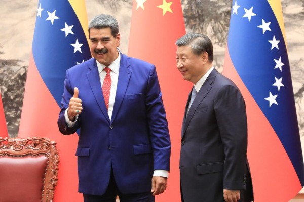 Fotografía cedida por Prensa Miraflores que muestra al presidente venezolano, Nicolás Maduro (i), durante una reunión con el presidente de China, Xi Jinping. Fotografía cedida por Prensa Miraflores que muestra al presidente venezolano, Nicolás Maduro (i), durante una reunión con el presidente de China, Xi Jinping.
