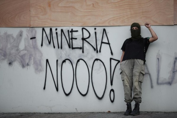 Un manifestante participa en una nueva jornada de protestas contra el contrato ley con Minera Panamá hoy, en Ciudad de Panamá. Un manifestante participa en una nueva jornada de protestas contra el contrato ley con Minera Panamá hoy, en Ciudad de Panamá.