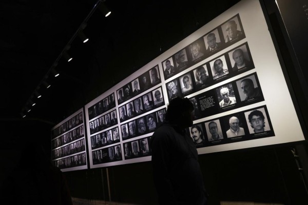 Imagen de archivo de una exposición de exprisioneros que sobrevivieron al encarcelamiento del Estadio Nacional, durante la dictadura de Agusto Pinochet (1973-1990). Imagen de archivo de una exposición de exprisioneros que sobrevivieron al encarcelamiento del Estadio Nacional, durante la dictadura de Agusto Pinochet (1973-1990).