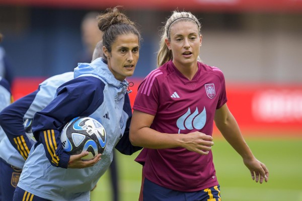 Alexia Putellas de la selección femenina de fútbol de España calienta bajo la dirección de la nueva seleccionadora Montse Tomé Alexia Putellas de la selección femenina de fútbol de España calienta bajo la dirección de la nueva seleccionadora Montse Tomé