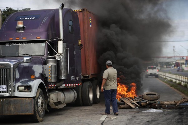 Manifestantes bloquean la vía Panamericana durante una protesta en contra del contrato entre el Estado y Minera Panamá, hoy en Santiago de Veraguas (Panamá). Manifestantes bloquean la vía Panamericana durante una protesta en contra del contrato entre el Estado y Minera Panamá, hoy en Santiago de Veraguas (Panamá).