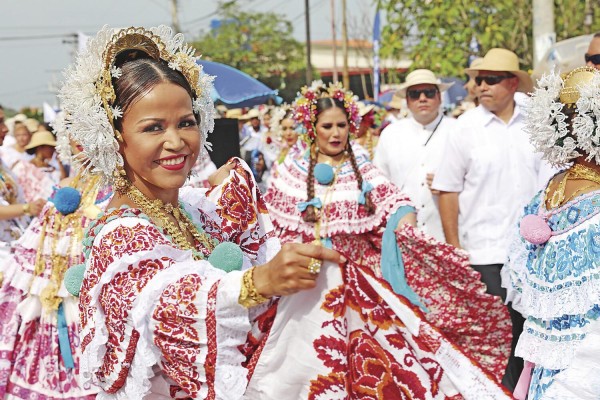 La ciudad de Las Tablas se vistió de gala con el tradicional desfile de las mil polleras en que mujeres de todas partes del país vistieron nuestro traje típico en todas sus versiones. La ciudad de Las Tablas se vistió de gala con el tradicional desfile de las mil polleras en que mujeres de todas partes del país vistieron nuestro traje típico en todas sus versiones.