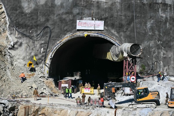 La máquina perforadora se averió a tan sólo nueve metros del lugar donde están atrapados los trabajadores. La máquina perforadora se averió a tan sólo nueve metros del lugar donde están atrapados los trabajadores.