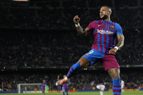 El delantero holandés del FC Barcelona Memphis Depay (d) se anticipa a Pablo Maffeo (i), defensa del Mallorca, para marcar el 1-0 en el Camp Nou El delantero holandés del FC Barcelona Memphis Depay (d) se anticipa a Pablo Maffeo (i), defensa del Mallorca, para marcar el 1-0 en el Camp Nou