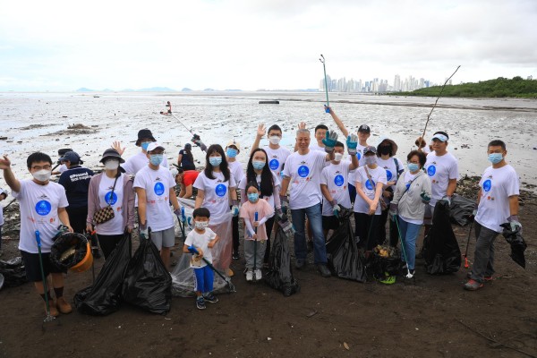 Durante el evento, miembros de la embajada de China en Panamá participaron de la recolección de desechos. Durante el evento, miembros de la embajada de China en Panamá participaron de la recolección de desechos.