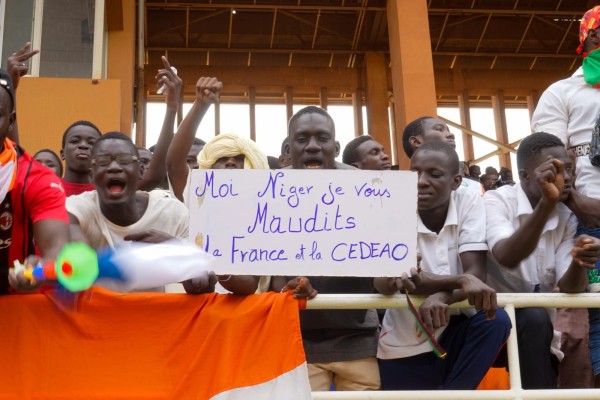 Simpatizantes nigerinos del golpe de estado muetran el pasado 6 de agosto un cartel en el que se puede leer Yo, Níger, maldigo a Francia y a la Cedeao (Comunidad Económica de Estados de África Occidental). Simpatizantes nigerinos del golpe de estado muetran el pasado 6 de agosto un cartel en el que se puede leer Yo, Níger, maldigo a Francia y a la Cedeao (Comunidad Económica de Estados de África Occidental).