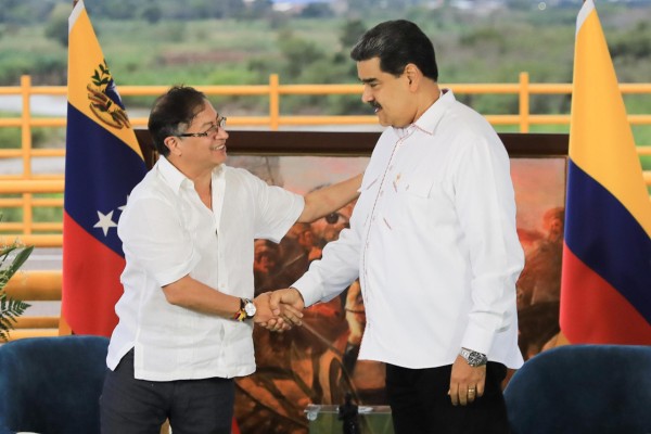 Fotografía cedida por prensa de Miraflores donde se observa el presidente de Colombia Gustavo Petro (i), se reúne con su homólogo venezolano Nicolás Maduro. Fotografía cedida por prensa de Miraflores donde se observa el presidente de Colombia Gustavo Petro (i), se reúne con su homólogo venezolano Nicolás Maduro.