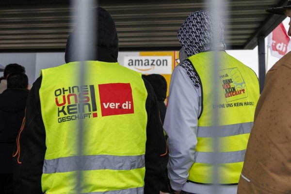Trabajadores de Amazon en huelga se reúnen en el centro logístico de Amazon en Dortmund, Alemania, el 24 de noviembre de 2023. Trabajadores de Amazon en huelga se reúnen en el centro logístico de Amazon en Dortmund, Alemania, el 24 de noviembre de 2023.
