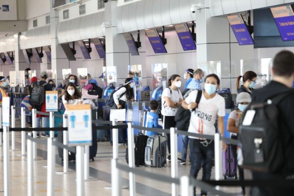 Pasajeros en el Aeropuerto Internacional de Tocumen. Pasajeros en el Aeropuerto Internacional de Tocumen.