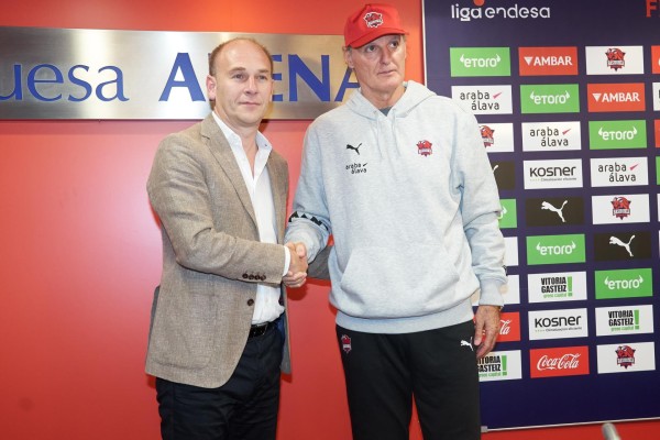 El exjugador y entrenador de baloncesto montenegrino Dusko Ivanovic, es presentado por el secretario técnico Félix Fernández (i) como entrenador del equipo alavés Baskonia. El exjugador y entrenador de baloncesto montenegrino Dusko Ivanovic, es presentado por el secretario técnico Félix Fernández (i) como entrenador del equipo alavés Baskonia.