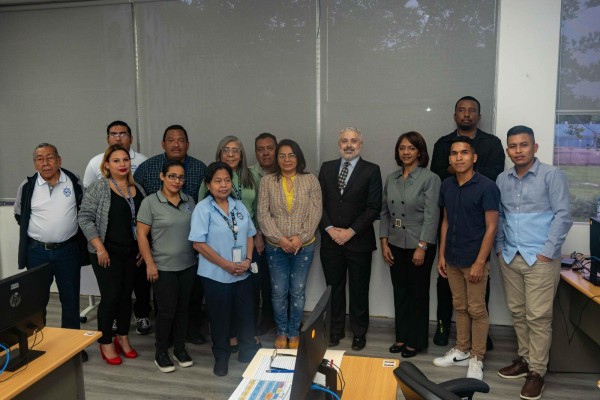En la capacitación participan personal de la Autoridad del Canal de Panamá (ACP) y del Instituto de Meteorología e Hidrología de Panamá (IMHPA). En la capacitación participan personal de la Autoridad del Canal de Panamá (ACP) y del Instituto de Meteorología e Hidrología de Panamá (IMHPA).