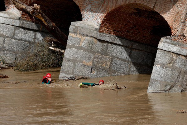 Los servicios de emergencia continúan con la búsqueda de un desaparecido en los alrededores de Aldea del Fresno en Madrid Los servicios de emergencia continúan con la búsqueda de un desaparecido en los alrededores de Aldea del Fresno en Madrid