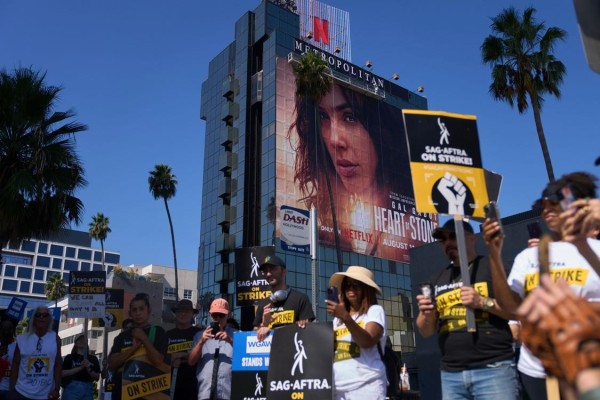 Integrantes del sindicato de actores de EE.UU. (SAG-AFTRA, en inglés) en una protesta a las afueras de un estudio de cine de Los Ángeles, California, en una fotografía de archivo. Integrantes del sindicato de actores de EE.UU. (SAG-AFTRA, en inglés) en una protesta a las afueras de un estudio de cine de Los Ángeles, California, en una fotografía de archivo.