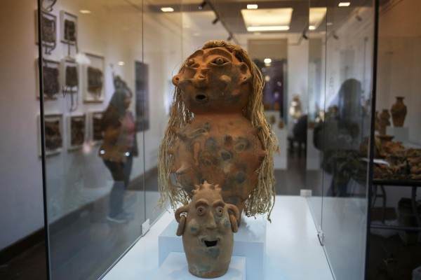 Una escultura perteneciente a una muestra sobre la comunidad Wichí es vista en el Museo de Etnografía y Folclore (Musef). Una escultura perteneciente a una muestra sobre la comunidad Wichí es vista en el Museo de Etnografía y Folclore (Musef).