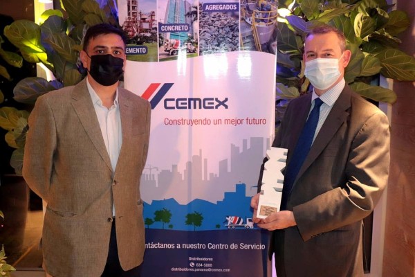 Keith Green, gerente de país de Cobre Panamá (d) recibe la estatuilla como Mejor Infraestructura. Keith Green, gerente de país de Cobre Panamá (d) recibe la estatuilla como Mejor Infraestructura.