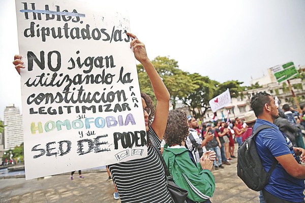 Defensores de los derechos del grupo de LGTBI rechazan las reformas constitucionales. Defensores de los derechos del grupo de LGTBI rechazan las reformas constitucionales.