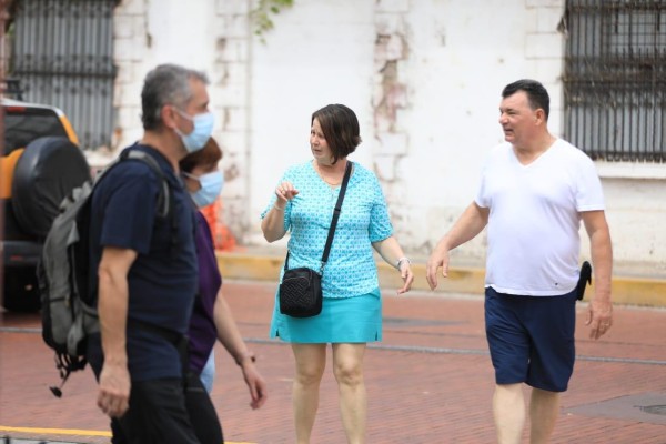 Un grupo de turistas pasean sin mascarilla en un espacio público de la Ciudad de Panamá Un grupo de turistas pasean sin mascarilla en un espacio público de la Ciudad de Panamá