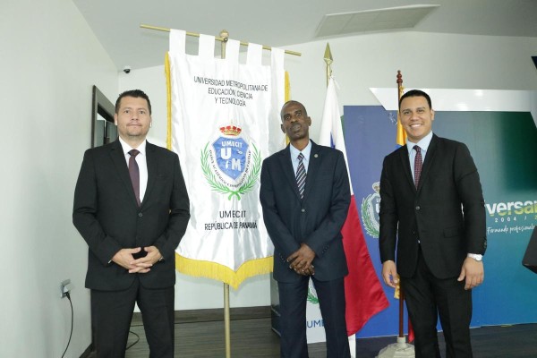 Edwin Remolina, magister en Criminalística de Colombia (i), Mario Brathwaite, magister en Criminalística panameño (c) y Abdel A. Rivera, coordinador de mestrías de la Umecit. Edwin Remolina, magister en Criminalística de Colombia (i), Mario Brathwaite, magister en Criminalística panameño (c) y Abdel A. Rivera, coordinador de mestrías de la Umecit.