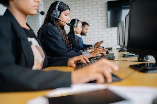 Trabajadores en un call center Trabajadores en un call center