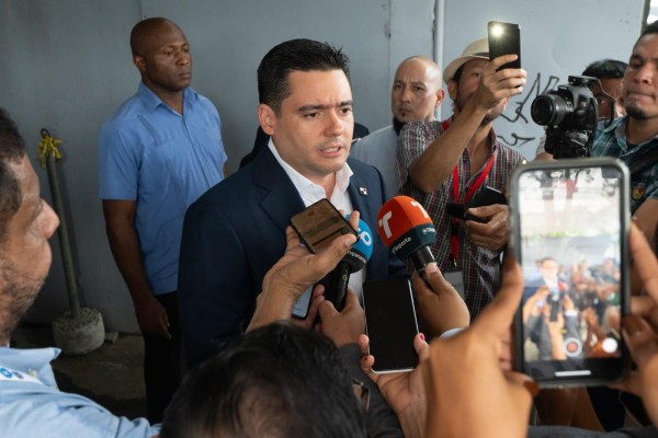 Carrizo prosigue con su gira de campaña, en donde se reúne con diferentes sectores. Carrizo prosigue con su gira de campaña, en donde se reúne con diferentes sectores.