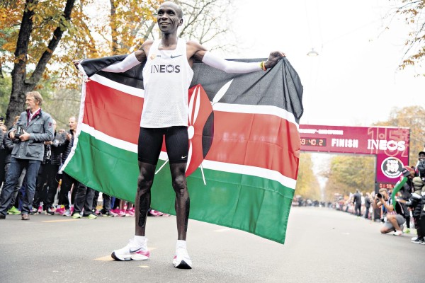 Eliud Kipchoge, feliz tras bajar las dos horas en los 42 kilómetros y 195 metros. Eliud Kipchoge, feliz tras bajar las dos horas en los 42 kilómetros y 195 metros.