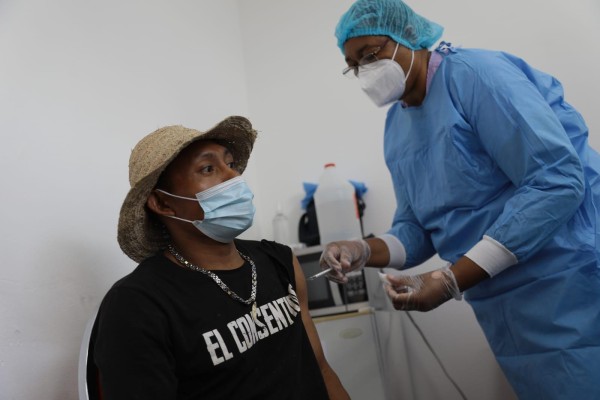 Vacunan contra la covid-19 a colaboradores de Merca Panamá. Vacunan contra la covid-19 a colaboradores de Merca Panamá.