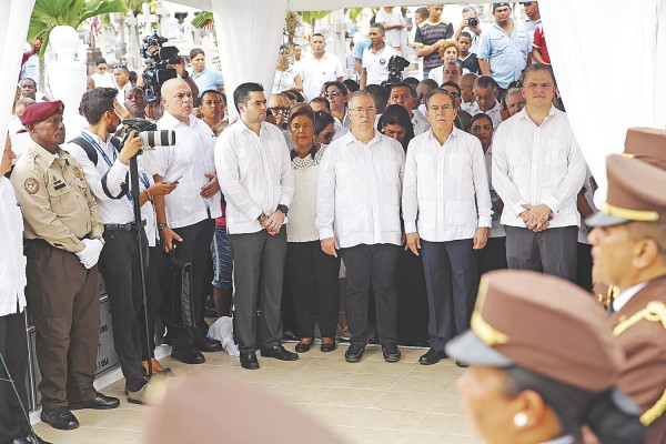 Presidente Cortizo rinde homenaje a los difuntos Presidente Cortizo rinde homenaje a los difuntos