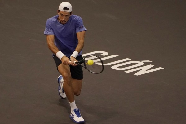 El argentino, Pedro Cachín devuelve la pelota al ruso Alekséi Vatutin durante la primera ronda del torneo del Gijón ATP250. El argentino, Pedro Cachín devuelve la pelota al ruso Alekséi Vatutin durante la primera ronda del torneo del Gijón ATP250.