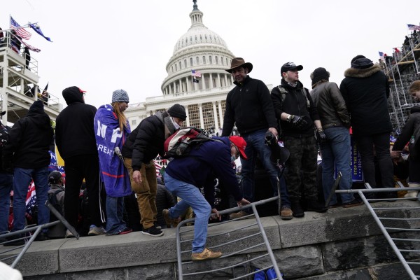 Seguidores del expresidente Donald Trump entran a la fuerza al Capitolio, sede del Congreso de EE.UU., el 6 de enero de 2021. Seguidores del expresidente Donald Trump entran a la fuerza al Capitolio, sede del Congreso de EE.UU., el 6 de enero de 2021.