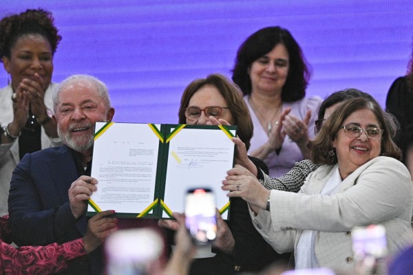El presidente de Brasil, Luiz Inácio Lula da Silva, posa hoy junto a la ministra de las Mujeres, Cida Gonçalves (d), y otras altas funcionarias El presidente de Brasil, Luiz Inácio Lula da Silva, posa hoy junto a la ministra de las Mujeres, Cida Gonçalves (d), y otras altas funcionarias