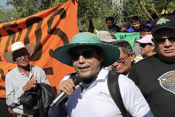 El exfiscal Víctor Fernández (c) habla durante una protesta campesina frente a la Corte Suprema de Justicia, el 20 de noviembre de 2023, en Tegucigalpa (Honduras). El exfiscal Víctor Fernández (c) habla durante una protesta campesina frente a la Corte Suprema de Justicia, el 20 de noviembre de 2023, en Tegucigalpa (Honduras).