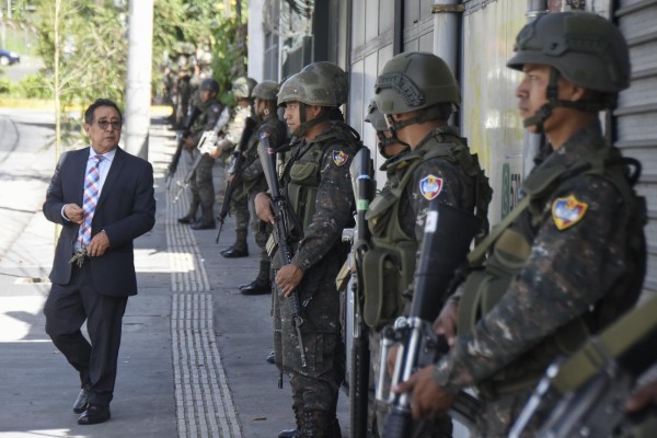 Agentes del Ejercito de Guatemala esperan afuera del Centro de Operaciones del Proceso Electoral. Agentes del Ejercito de Guatemala esperan afuera del Centro de Operaciones del Proceso Electoral.