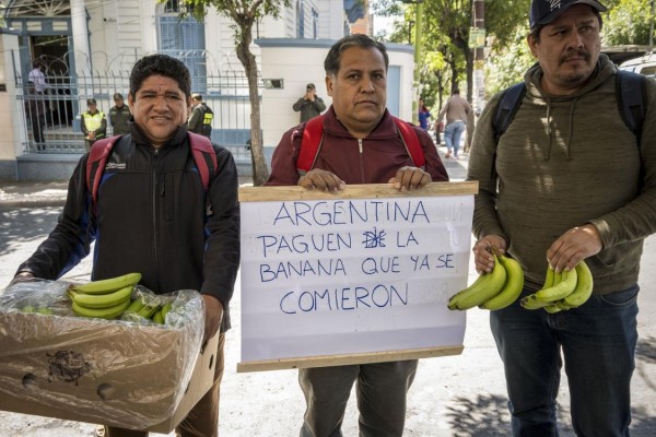Decenas de productores de banano en Bolivia protestaron frente a la Embajada de Argentina en La Paz exigiendo el pago de las exportaciones de la fruta. Decenas de productores de banano en Bolivia protestaron frente a la Embajada de Argentina en La Paz exigiendo el pago de las exportaciones de la fruta.