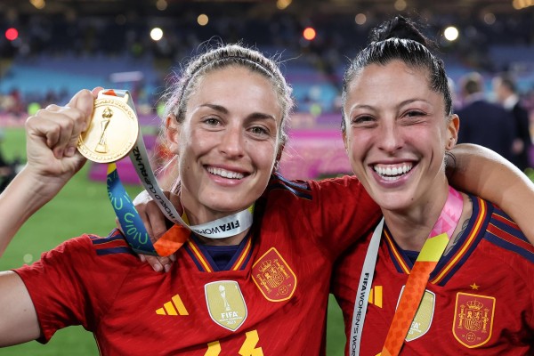 Las jugadoras españolas Alexia Putellas (izq.) y Jennifer Hermoso celebran su victoria en el Mundial Femenino. Las jugadoras españolas Alexia Putellas (izq.) y Jennifer Hermoso celebran su victoria en el Mundial Femenino.