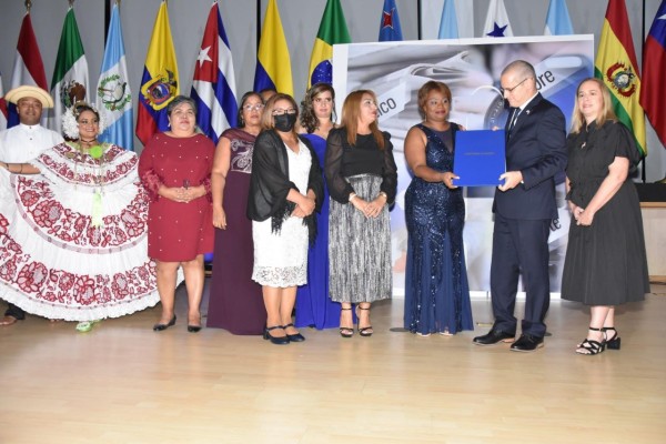 El reconocimiento le fue entregado al embajador de Israel, Itai Bardov, y a Dalia Gateño, presidenta de Emet (Amigos de Yad Vashem Panamá) por Griselda Melo, presidenta del Conape. El reconocimiento le fue entregado al embajador de Israel, Itai Bardov, y a Dalia Gateño, presidenta de Emet (Amigos de Yad Vashem Panamá) por Griselda Melo, presidenta del Conape.