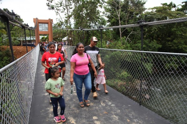 Este puente beneficiará aproximadamente a 1,800 personas, residentes de ocho comunidades. Este puente beneficiará aproximadamente a 1,800 personas, residentes de ocho comunidades.