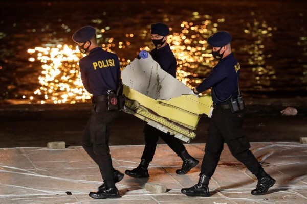 Indonesia recupera datos de una de las caja negras del avión accidentado Indonesia recupera datos de una de las caja negras del avión accidentado